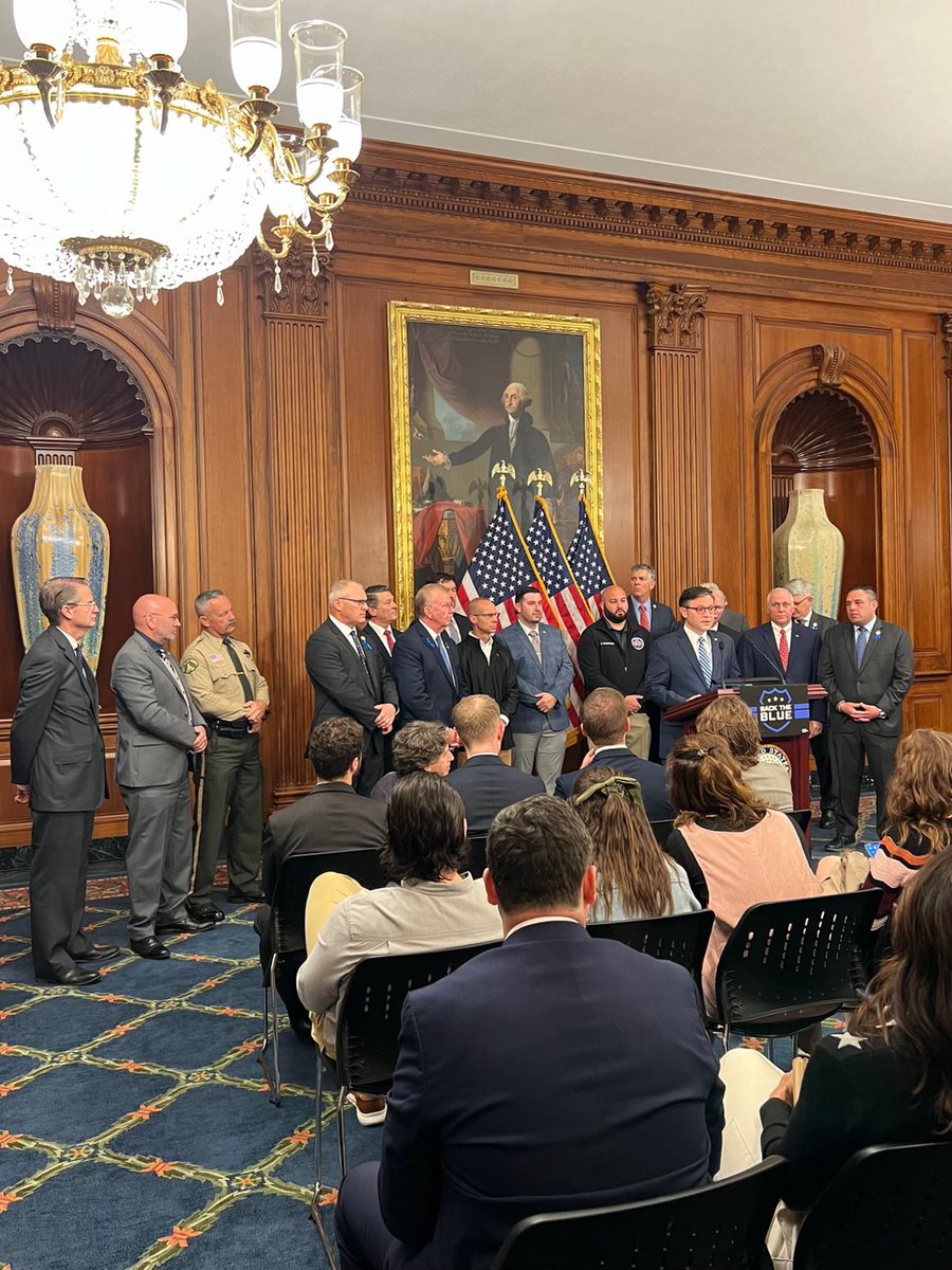 While the disturbed Far Left Democrats want to defund the police, @HouseGOP PROUDLY SUPPORTS those who serve in law enforcement. 

I was honored to join @SpeakerJohnson, the President of the National Fraternal Order of Police @GLFOP, and many colleagues to reiterate our