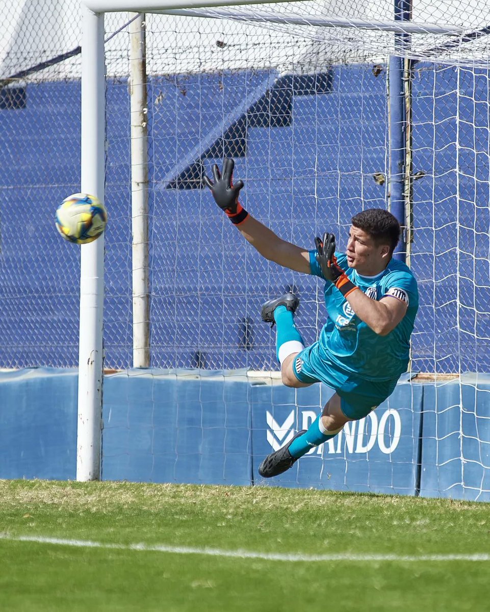 #JuvenilesLPF | Jeremías Florentín fue la figura del partido ante Vélez. 🧤 El arquero de 17 años fue elegido el mejor jugador de fecha de juveniles, luego de tener una gran participación en la 5ta división. 🤯 Recordemos que el arquero contuvo un penal a los 95 minutos.