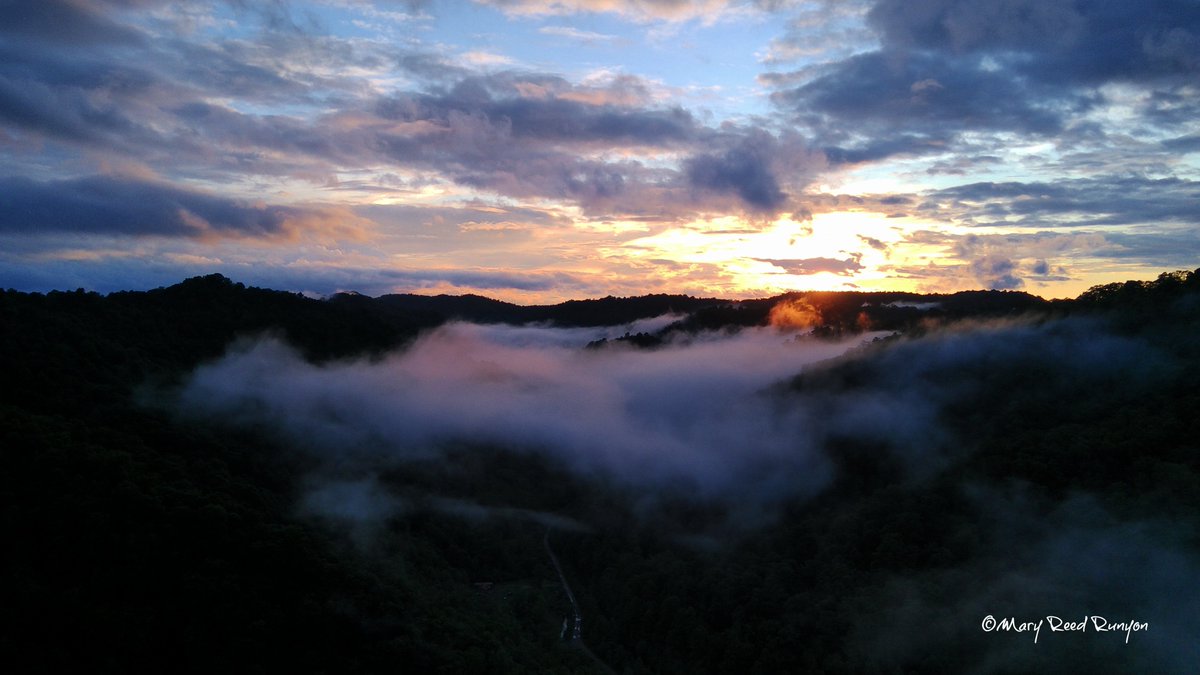 The #fog at #susnet looks like it's on fire. #HatfieldKY @WYMT @brobwx @WSAZBrandon @SpencerWeather @Kentuckyweather @cjwxguy56 @JoshFitzWx #ekywx #kywx #sekywx @weatherchannel #Kentucky #mountains