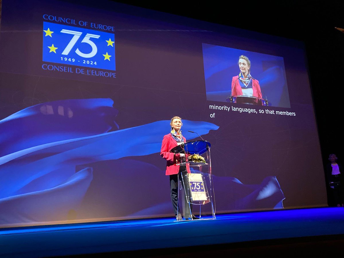 W gmachu Reńskiej Opery Narodowej w Strasburgu trwa ceremonia z okazji 75. rocznicy powstania Rady Europy. Sekretarz Generalna @coe, Marija Pejčinović Burić wita przedstawicieli rządów 46 PCz 🇪🇺. Polskę reprezentuje Pan Minister Jakub Wiśniewski. 📽️: vodmanager.coe.int/live/?appname=…