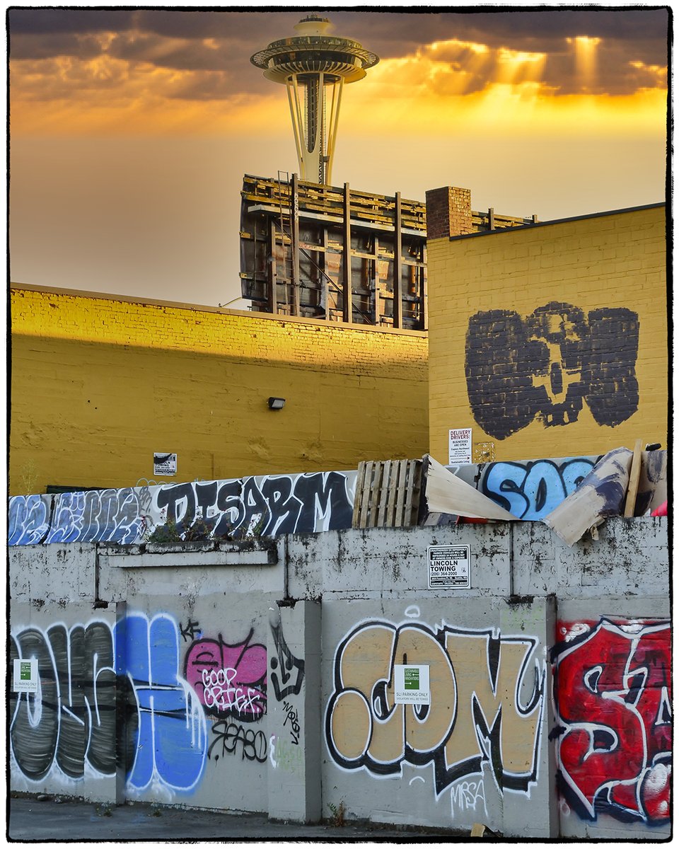 'Alley'.

#sunset #spaceneedle #seattle #alley #urbanphotography #graphic #colorful #cityscape #Nikoncreators #graffitti #tagging #urbandecay