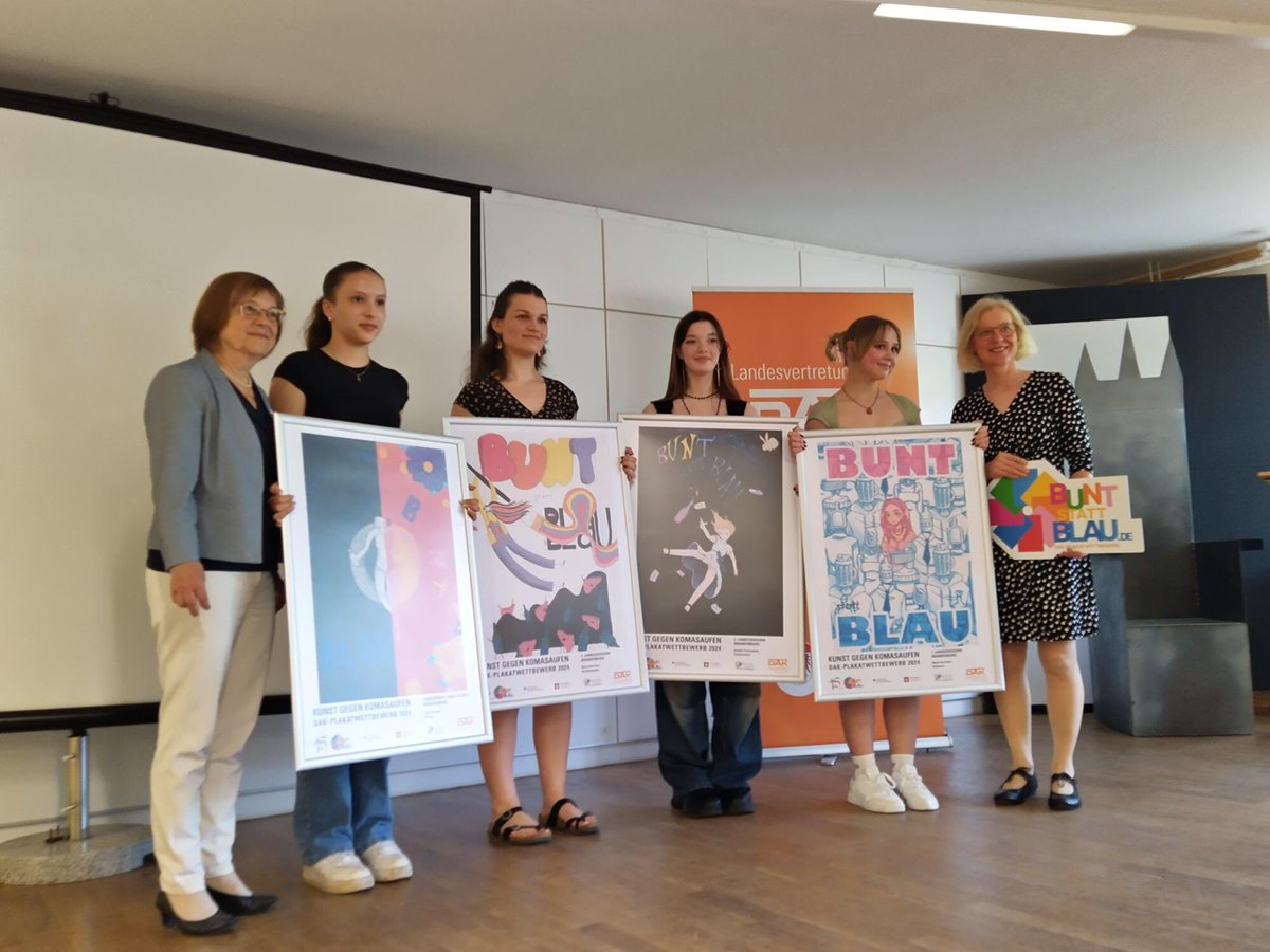 a_grubitz's tweet photo. Unsere strahlenden Gewinnerinnen beim @DAKGesundheit Plakatwettbewerb „bunt statt blau“ in #Brandenburg. Danke an Frau Ministerin @UNonnemacher @MSGIV_BB , dass Sie als Schirmherrin die Siegerinnen im Ludwig Jahn-Gymnasium in Rathenow ausgezeichnet haben. https://t.co/qL8mIZD5nD