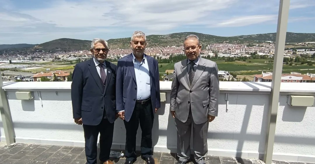 Eskişehir İl Müftüsü Bekir Gerek Yeşilkent Kumralabdal Yatılı Hafızlık Kız Kur’an Kursunu ziyaret etti. Ziyarette Bozüyük Müftümüz Muammer Ölmez eşlik ederek kurs hakkında bilgi verdi.