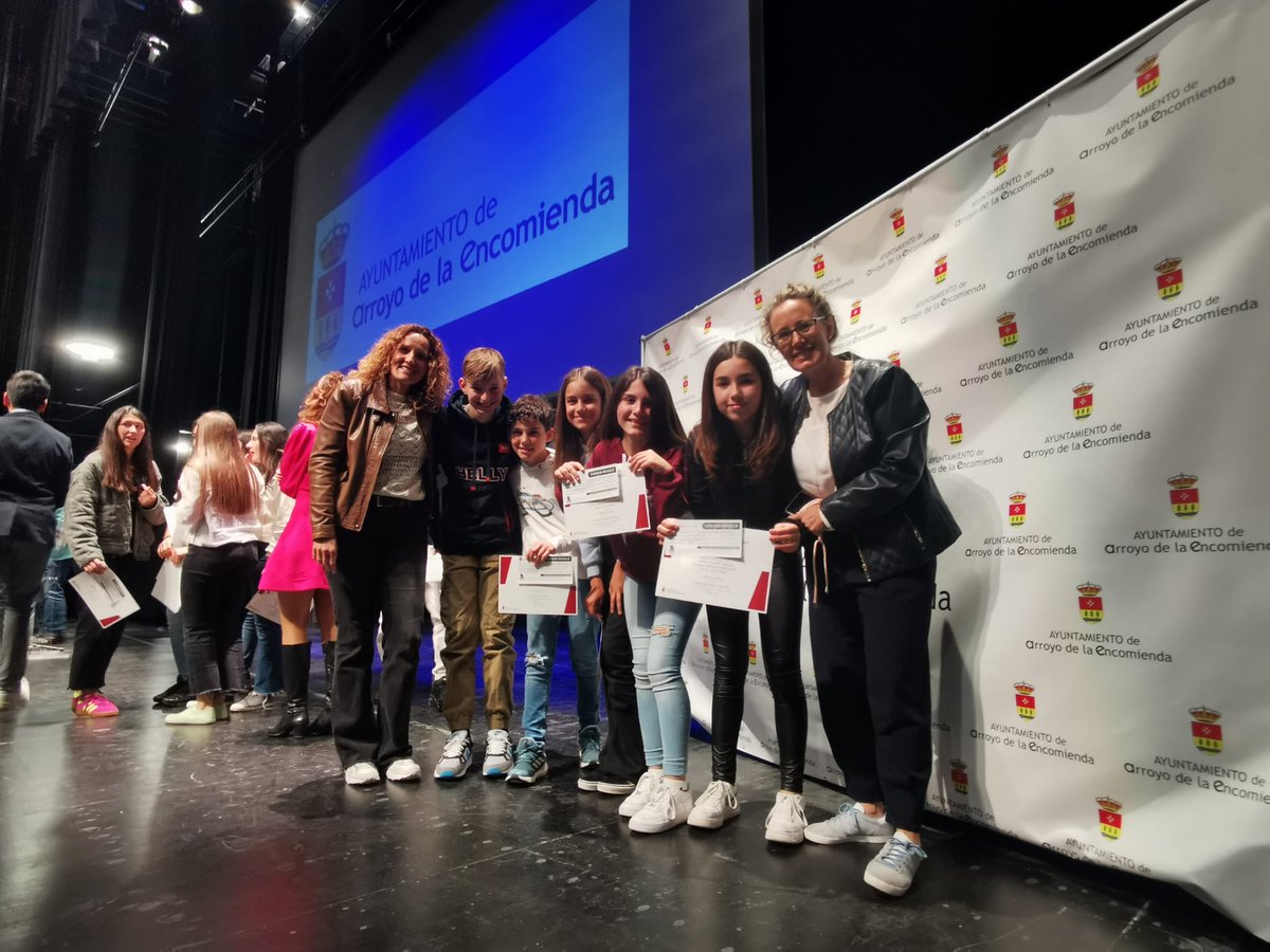 AytoArroyo's tweet photo. 🥇 Alumnos de los colegios @CEIPELVIRA y @CEIPATENEA ganan el primer premio del XIII concurso de emprendedores 'El Futuro en Nuestras Manos', en el que han participado más de 200 escolares de los seis centros educativos de Arroyo

➕️ https://t.co/Wrxtj64kOa https://t.co/2ewMPKqsY8
