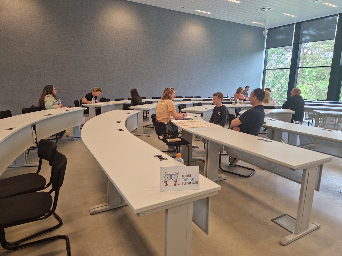 Leerkrachten van de Borne op de nacht van de universiteit houden talent gesprekken met kinderen. Super waardevol maar dat is ook te zien aan de grote wachtrij. #zodoenwedat #trots <a href="/xpect013/">Xpect013</a>
