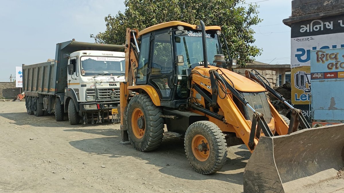 DharmeshJetha10's tweet photo. ગીર ગઢડાના ઉંદરી ગામે બની રહેલ પવન ચક્કીના કામમાં ગેરકાયદે ખનીજ પરિવહન કરતા 1 જેસીબી મશીન અને 1 ડમ્પરને ગીર ગઢડા TDO એ  ઝડપી તાલુકા સેવા સદન લાવેલ હોય અને બાદમાં વાહન છોડી મુકેલ હોય જેથી કાર્યવાહી કરવામાં આવે.@CMOGuj @DdoGirsomnath @collectorgirsom @sdmuna123 @Bhupendrapbjp https://t.co/lT2AfXp3Xc