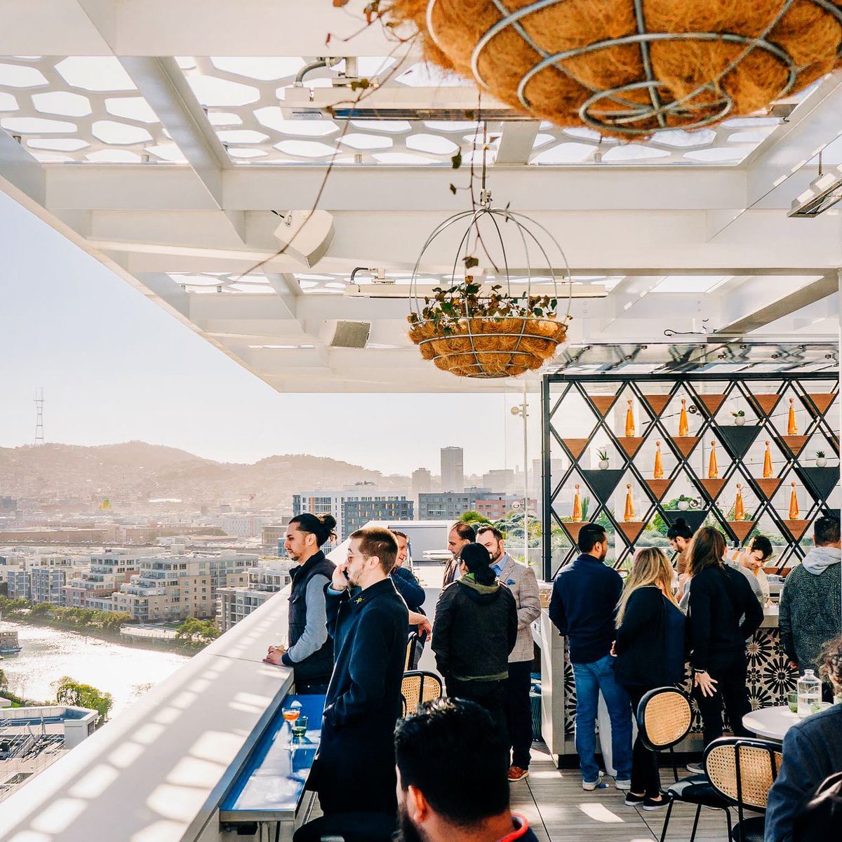 Have an eye-opening experience at some of these SF rooftop bars, from trendsetting experiences to bold tastes. 👉🏽 bit.ly/3JxWeu1 📍 Cavaña