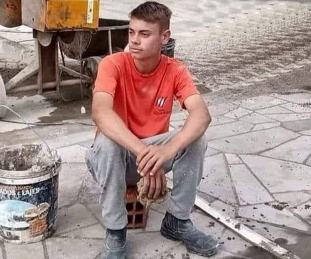 No importa que tan duro trabajes, el patrón siempre llega cuando estas sentado.