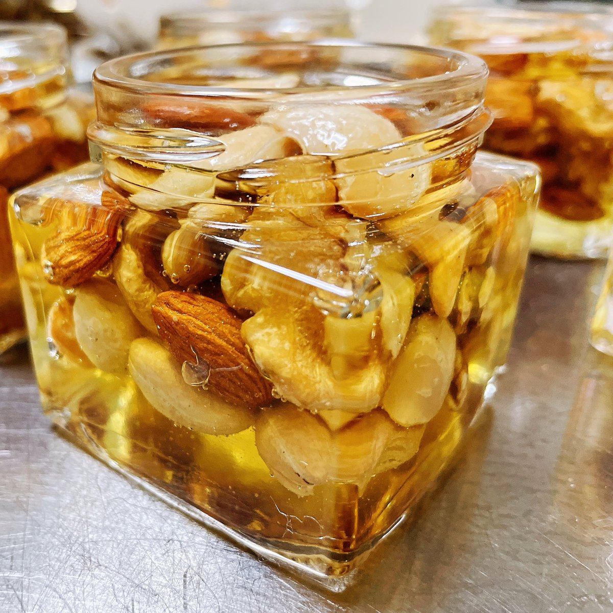 confit_nuttys's tweet photo. Nutty's独自製法のオリジナルブランデーハニーと4種類のナッツが瓶いっぱいに詰まった人気のコンフィチュール。

パンのおともに。
ワインと一緒に。

とっても万能なconfiture Nutty'sのハニー&amp;ミックスナッツ。
   
〜スプーン一杯が運ぶひと時の幸せを〜
confiture Nutty's https://t.co/EWxvBk4iNw