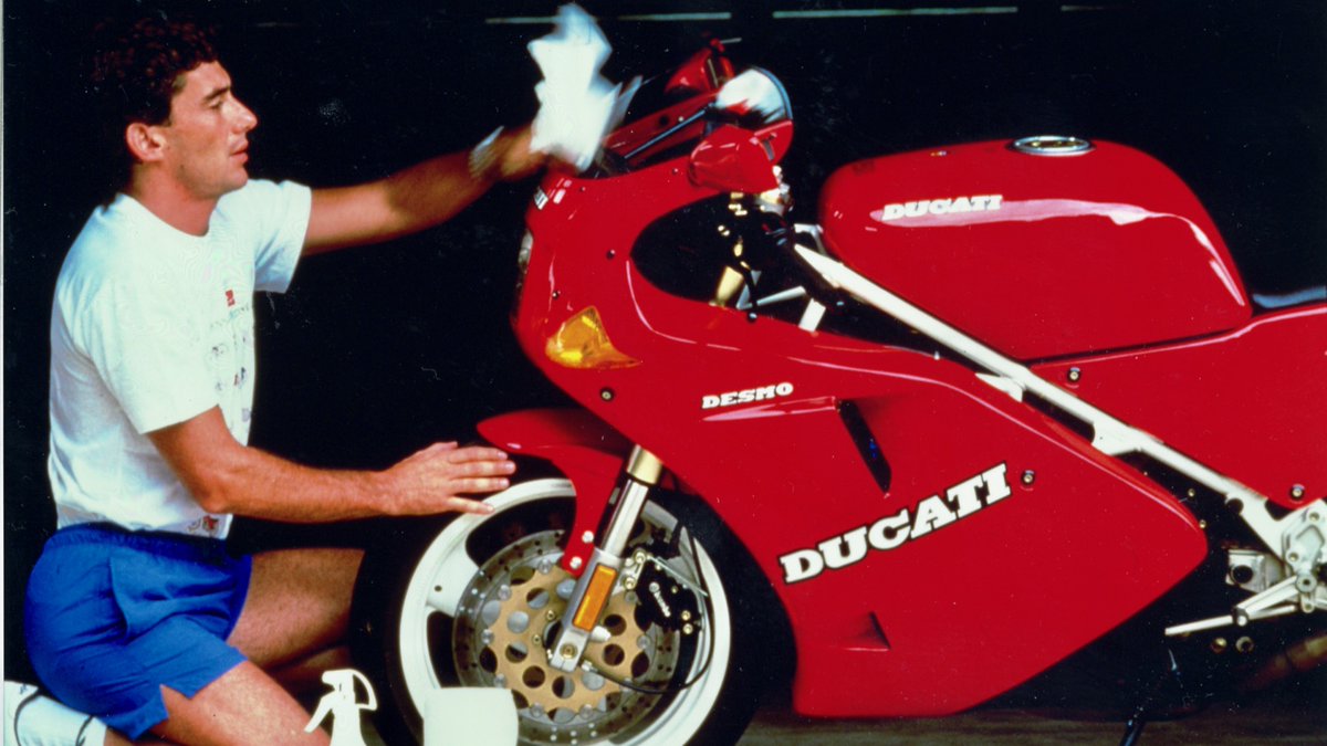 DUCATI'DEN ÇOK ŞIK HAREKET. Ducati, Senna temalı bir Monster çıkardı. *Ayrton Senna biri ilk nesil Monster olmak üzere birkaç Ducati sahibiydi ve Ducati ile ilişkileri oldukça iyiydi.