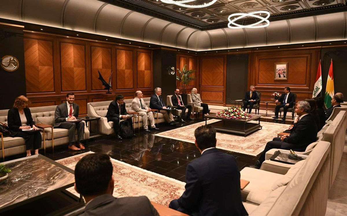 PM @masrourbarzani welcomed U.S. @AsstSecENR Geoffrey Pyatt and his delegation, including @USAmbIraq. Discussing development of the energy sector in KRI, potential opportunities for utilizing clean and renewable energy sources. Emphasized the importance of resuming oil exports.