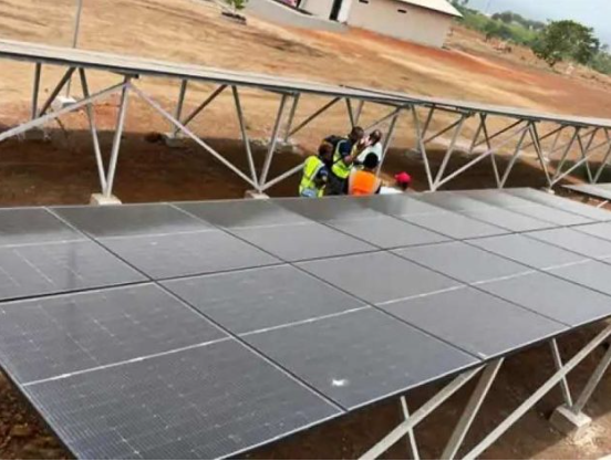 A 51.2kWp ground-mounted #solar system has been installed in #SierraLeone, providing clean energy to an underserved community. Read more: eu1.hubs.ly/H0972120 @aptechsolar