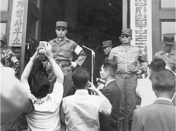 🇫🇷 16 mai 1961 : Le général Park Chung-Hee mène un coup d'État en Corée du Sud, prenant le pouvoir et imposant la loi martiale. Cet événement marque un tournant majeur dans l'histoire politique du pays. #CoréeDuSud #CoupDÉtat #ParkChungHee #Histoire #Politique #1961