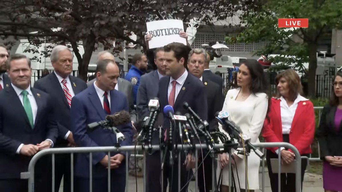 acnewsitics's tweet image. Who is the person holding up that sign? I want to buy them a beer!