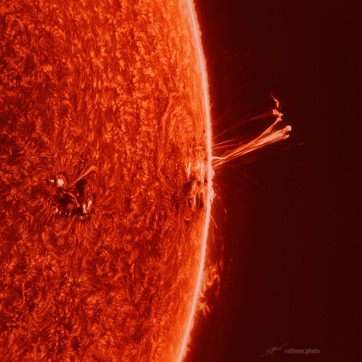 The active region on the Sun that caused all those intense auroras has rotated away from Earth. Now we can see it from the side and -- wow. apod.nasa.gov/apod/ap240515.… #aurora