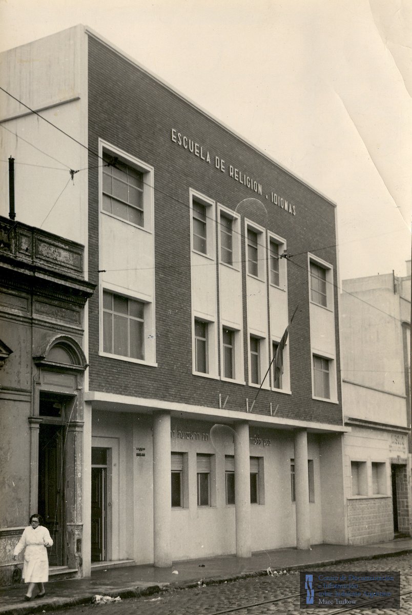 🏫Jueves de recuerdos Hoy compartimos la imagen de la fachada de la Escuela Dr. T. Herzl, en Tucumán 3177, Buenos Aires. Este edificio, que contenía jardín de infantes, escuela primaria y secundaria, fue inaugurado en 1955. Fue la primera escuela tradicional y religiosa judía de
