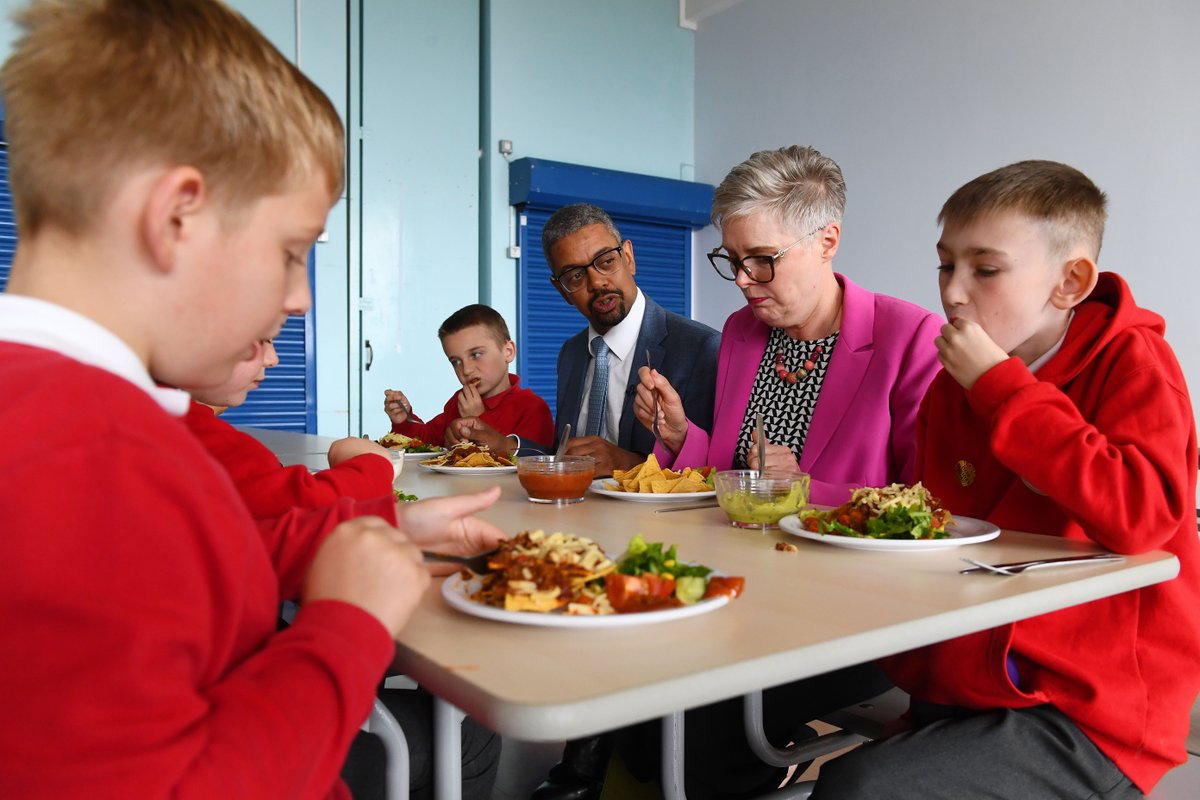 20 miliwn o brydau Ysgol am ddim nawr wedi eu darparu! #FreeSchoolMeals make a huge difference to children’s lives, and I’m proud to announce that 20 million have now been provided in Wales 🏴󠁧󠁢󠁷󠁬󠁳󠁿 Diolch am y croeso @RinglandPrimary, and for showing me the difference in action.
