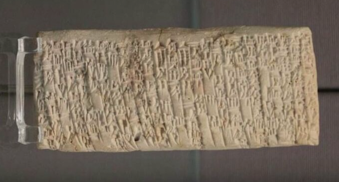 inter3sting's tweet photo. A 4000-year-old Babylonian clay tablet holds the oldest known complaint letter, expressing dissatisfaction over substandard copper quality. The customer unambiguously asks for a refund. This historical artifact stands as the earliest written complaint discovered so far. https://t.co/Ck3PHP1kdl