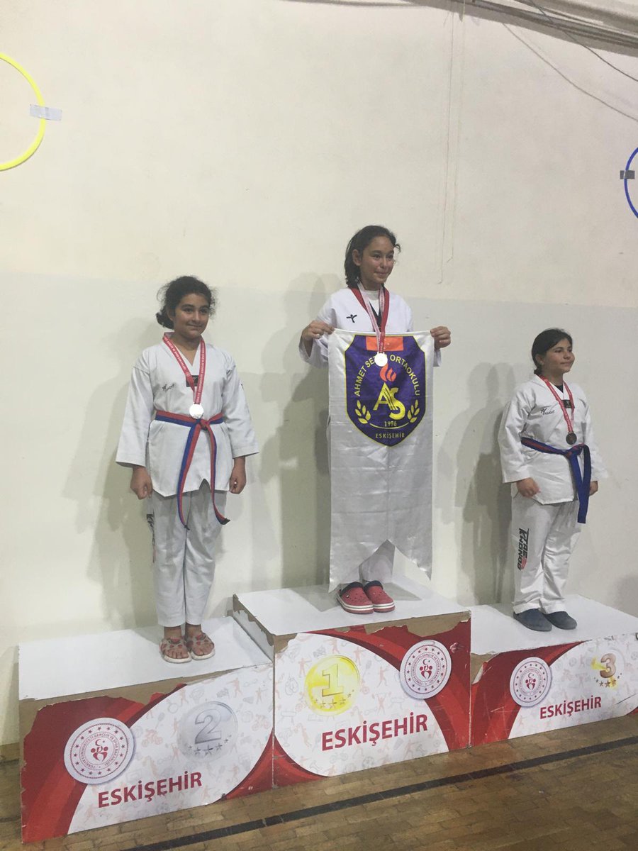 Okullararası Taekwondo Küçük Kızlar 57 kg da Eskişehir müsabakasında okulumuz 6L sınıfından Zeynep Ulugüner altın madalya kazandı. Sporcumuzu tebrik ediyor, başarılarının daim olmasını diliyoruz.<a href="/EskisehirMem/">Eskişehir İl Milli Eğitim Müdürlüğü</a> <a href="/odunpazarimem/">odunpazarımem</a> <a href="/sinan_umem/">Sinan Aydın</a> <a href="/kutlayylmaz1/">kylmz</a>