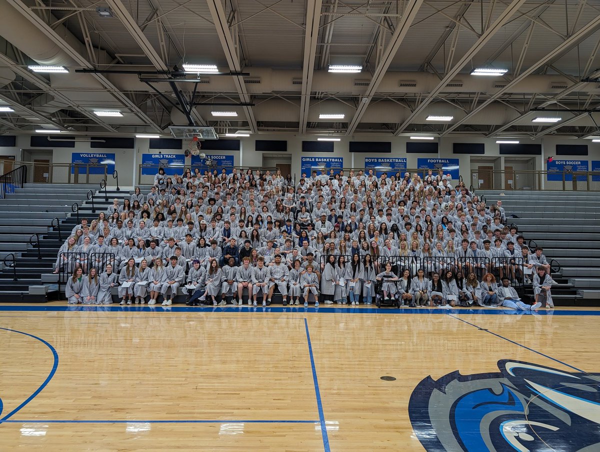 ADNovacekOPS233's tweet photo. Class of 2024! The last time in the house! Big day tomorrow!!!  @ADButlerOW @MaBlackOW https://t.co/AXwJw9O6j4
