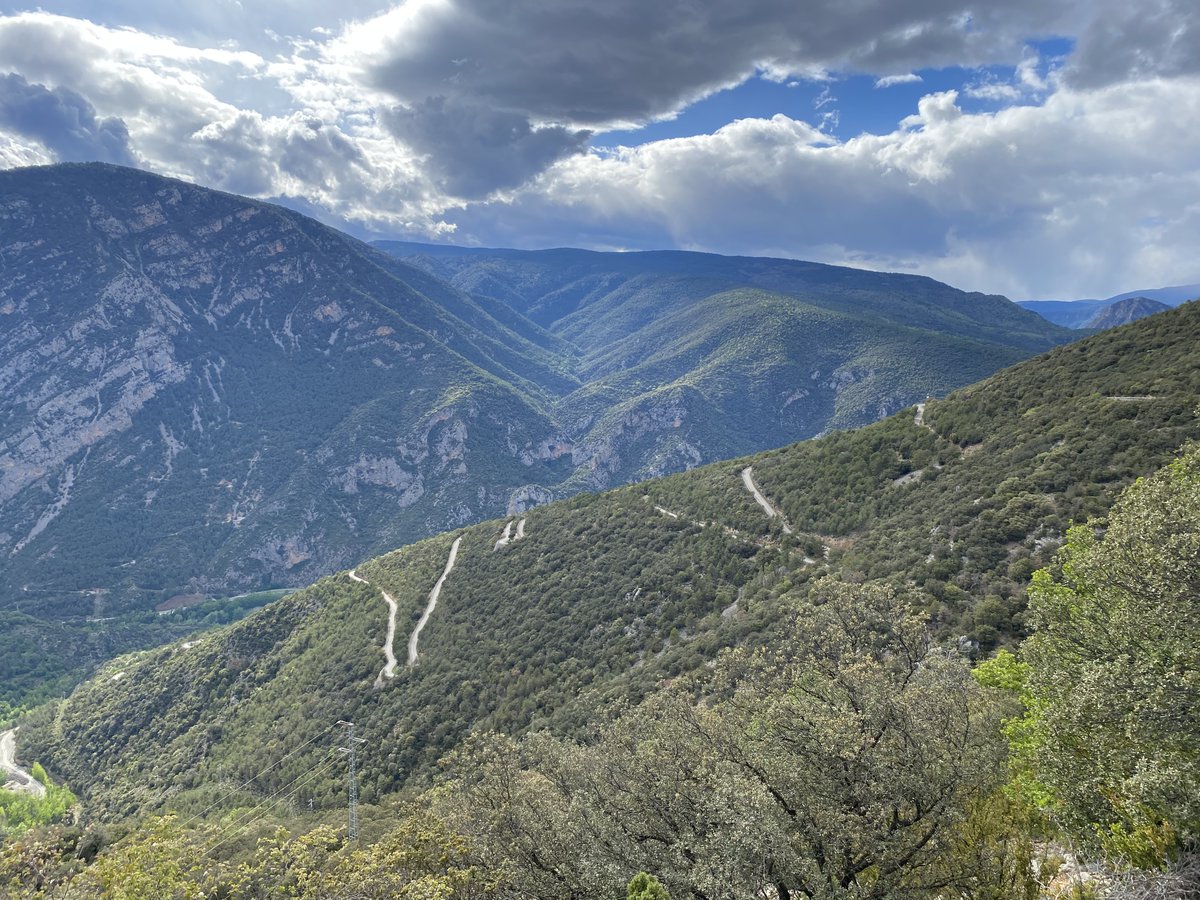 🗣 'Aquí dalt tenim molt poca cobertura, i els serveis d'emergències triguen molt perquè la carretera és complicada.'

👉🏻 Al pòdcast 'Comarcal 947' parlem dels reptes que es troben els serveis d'emergències al món rural.

🔊 Escolta #ComarcalCatRàdio aquí: ccma.cat/3cat/no-hi-vam…