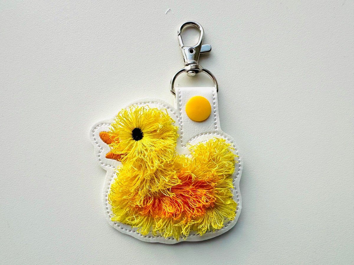 Fluffy Rubber Duck keychain
artapli.etsy.com/listing/172597… 

#machineembroiderydesign #machineembroidery #embroidery #embroiderydesign #machinebroderie #bordado #Stickdatei #rubberduck #duck #bathduck #keyfob #snaptab #eyelet #ITHembroidery #InTheHoop #fringed #fluffy #keychain #kids