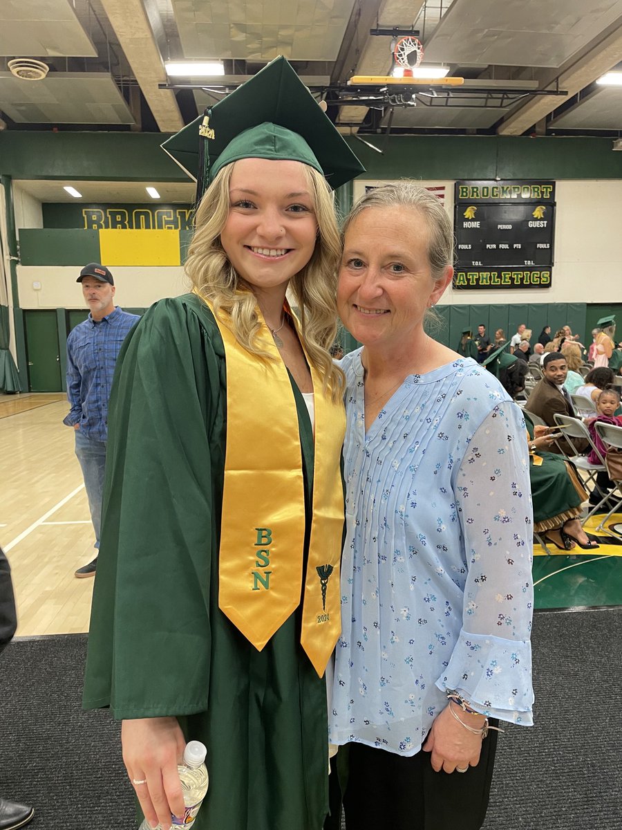 jbrongo23's tweet photo. Graduation!! Proud of you Madison Grace💛💚 https://t.co/mRmIKtaru8