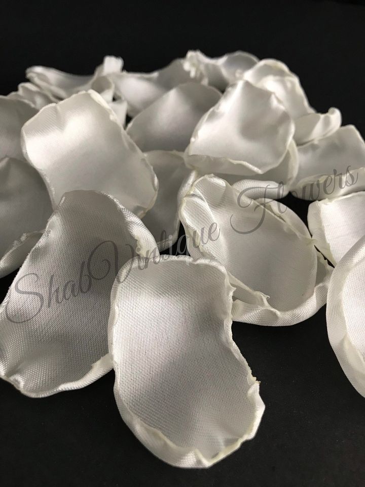 Transform your wedding cake table into a romantic masterpiece with light ivory and off-white rose petals! Perfect for flower girls and stunning… dlvr.it/T6zMH9 #weddingcolors #bridal #weddingdecor #weddingdetails #receptiondecor #celebration #misstomrs #flowerpetals