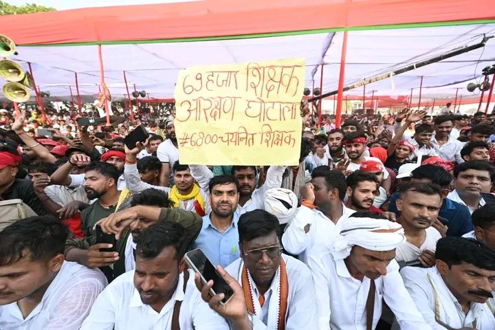 69000 शिक्षक भर्ती में आरक्षण घोटाले के पीड़ित 6800 चयनित पिछड़े दलित वर्ग के अभ्यार्थी अपनी पीड़ा को हर मंच पर उठा रहे है।
आज कौशांबी में हमारे संघर्ष के साथियों में से प्रतापगढ़ और कौशांबी टीम ने माननीय अखिलेश यादव जी तक अपनी बात को पहुंचाया।
लोकतंत्र की यही मजबूती है की हम