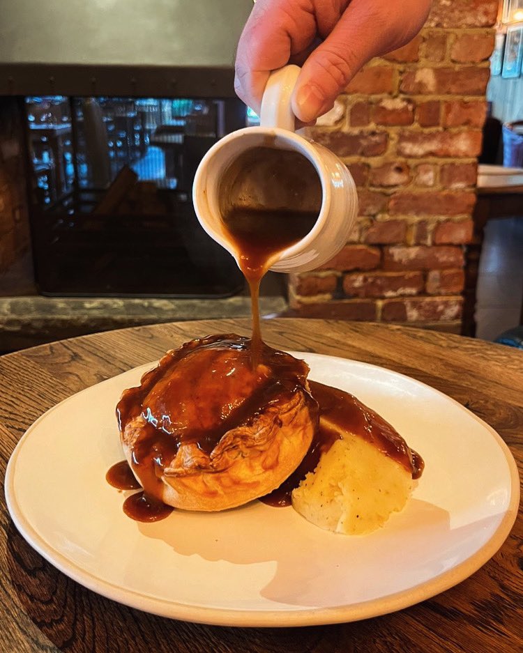Introducing our Chicken, leek and mushroom pie, served with mash and gravy. The perfect excuse to pop to the pub after work and leave the cooking for another day! #SW15 #Roehampton #Pubfood #Kingshead #dinner #putbey #londonpubs