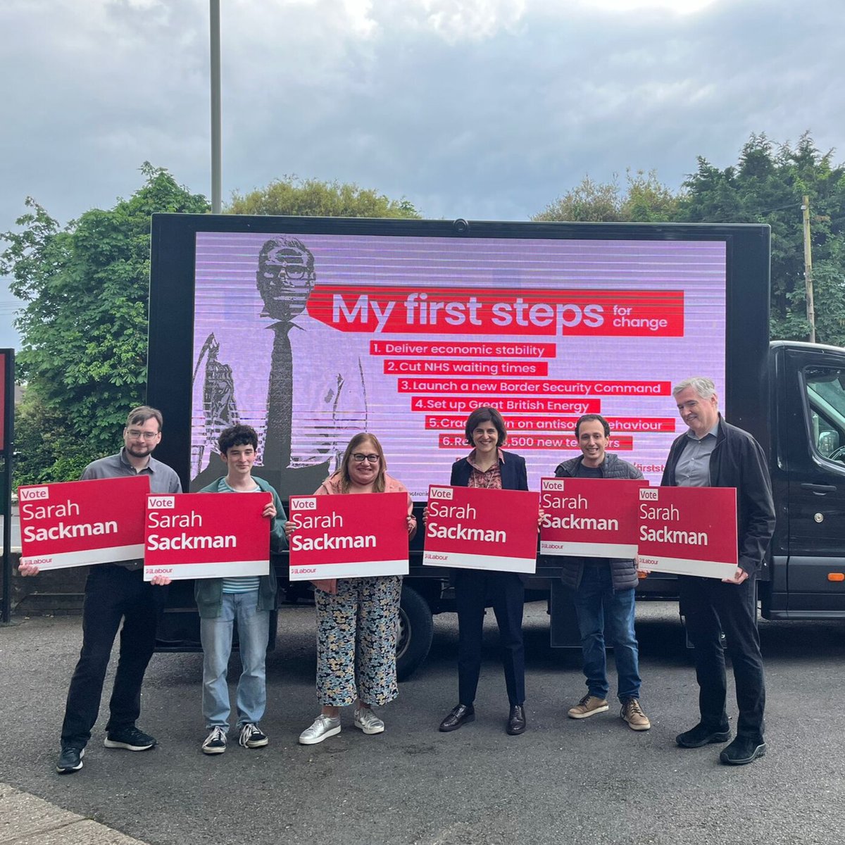 📌  Spotted in Finchley and Golders Green!

Labour’s parliamentary candidate @sarahsackman alongside Labour’s first steps for change.