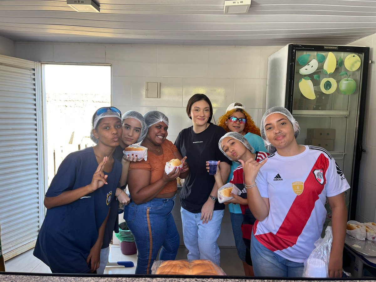 educadf's tweet image. 🎓🤝 Estudantes do 9º ano do CEF 03 de Sobradinho estão promovendo um trote solidário em prol do Lar dos Velhinhos! Arrecadando itens essenciais e promovendo integração comunitária, estão mostrando como a solidariedade e diversão podem transformar vidas. #TroteSolidário #EducaDF