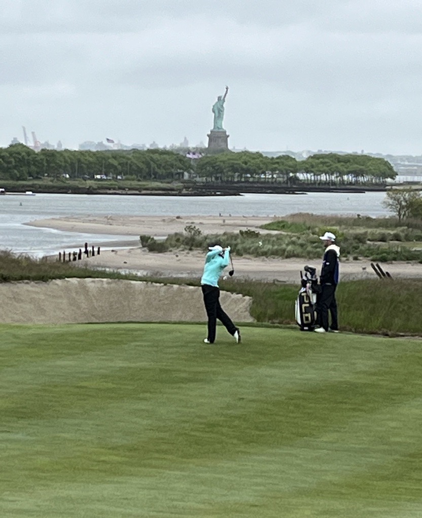 That feeling when you see someone who shares your great fashion sense! @allisen_sc launches a picturesque approach shot on the 18th hole in the 1st round of the @MizuhoLPGA. Good luck to our brand ambassador and all the other @LPGA competitors at Liberty National GC this week!