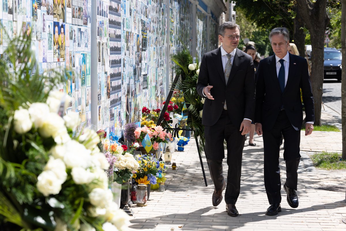 Secretario Blinken: Visité el Muro del Recuerdo para honrar a los ucranianos valientes, incluidos dos miembros del personal local de nuestro equipo de la embajada en Kyiv, que hicieron el máximo sacrificio para defender a su país contra la brutal agresión de Rusia.