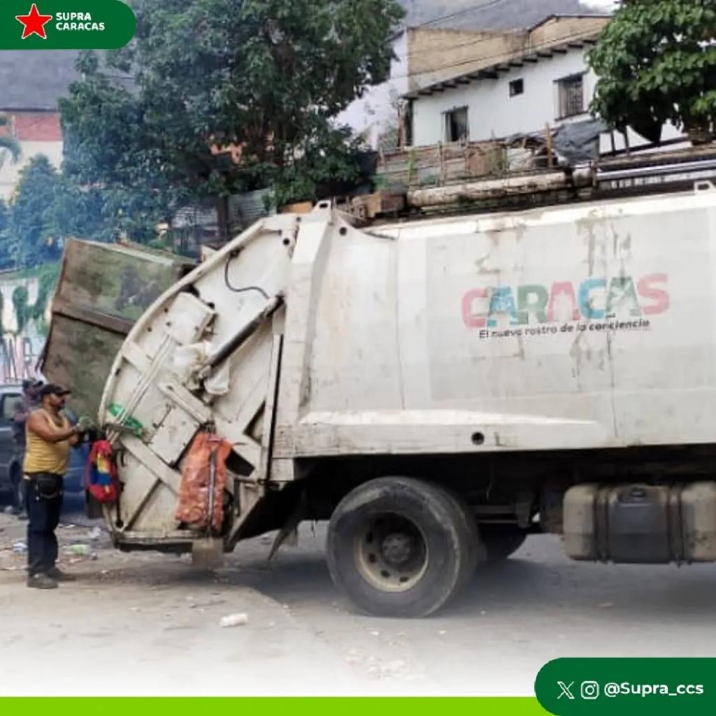 🚛🧤¿Sabías que la recolección de desechos sólidos es un servicio esencial para mantener la higiene y salubridad de nuestra ciudad? Honremos a los trabajadores, que día a día se encargan de esta labor tan importante. @gestionperfecta @AlcaldiaDCcs #EsteEsUnPuebloMaduro