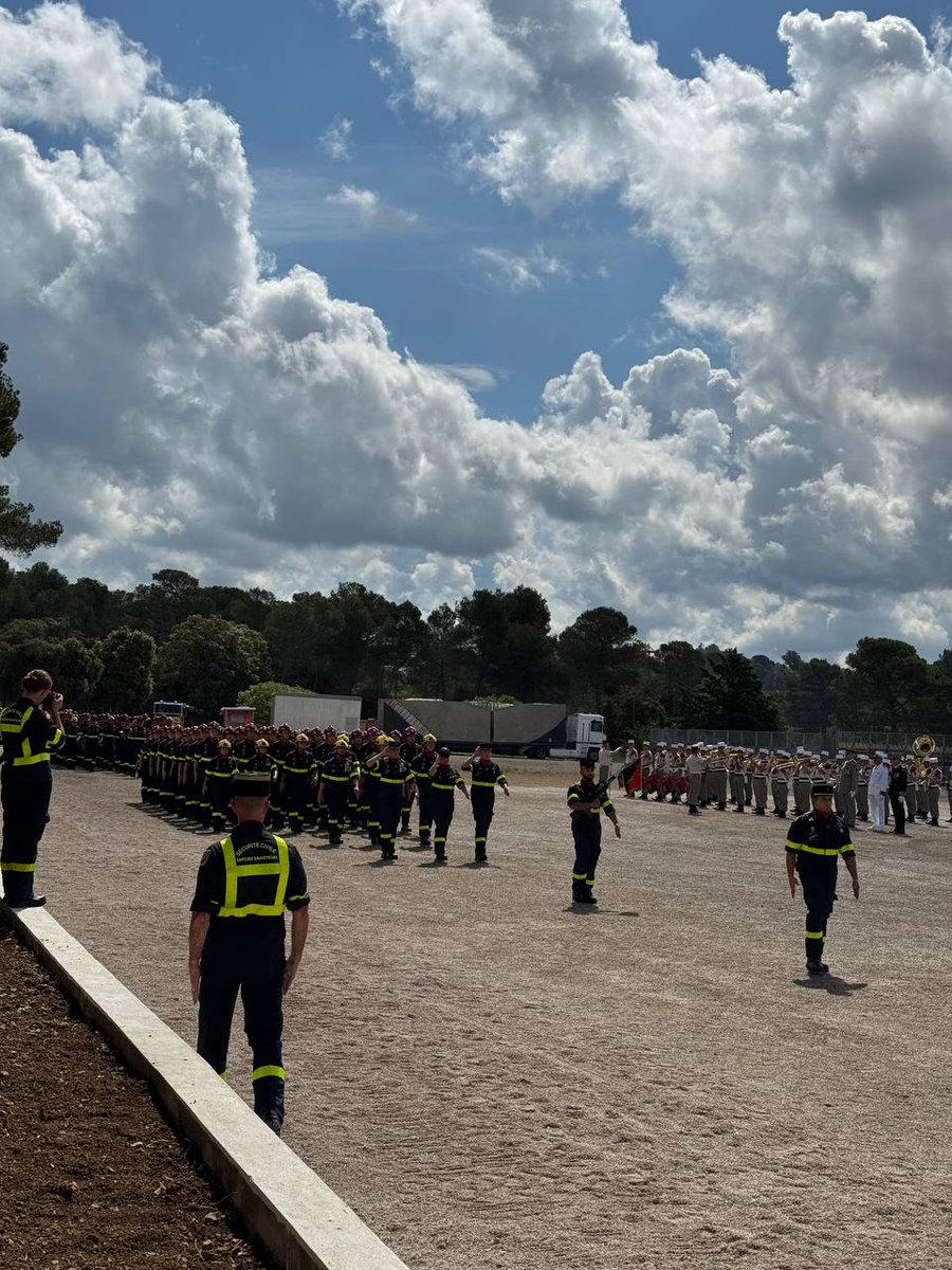FrankGiletti's tweet image. Hommage au passé et projection vers l&apos;avenir, une cérémonie pleine d&apos;émotion ce matin à @Ville2Brignoles pour les 50 ans de l&apos;@Uiisc7. Soutenons tous ceux qui ont choisi cette vie si particulière au service de tous. Vive les Verdis et vive la Sape ! #formisc #sécuritécivile