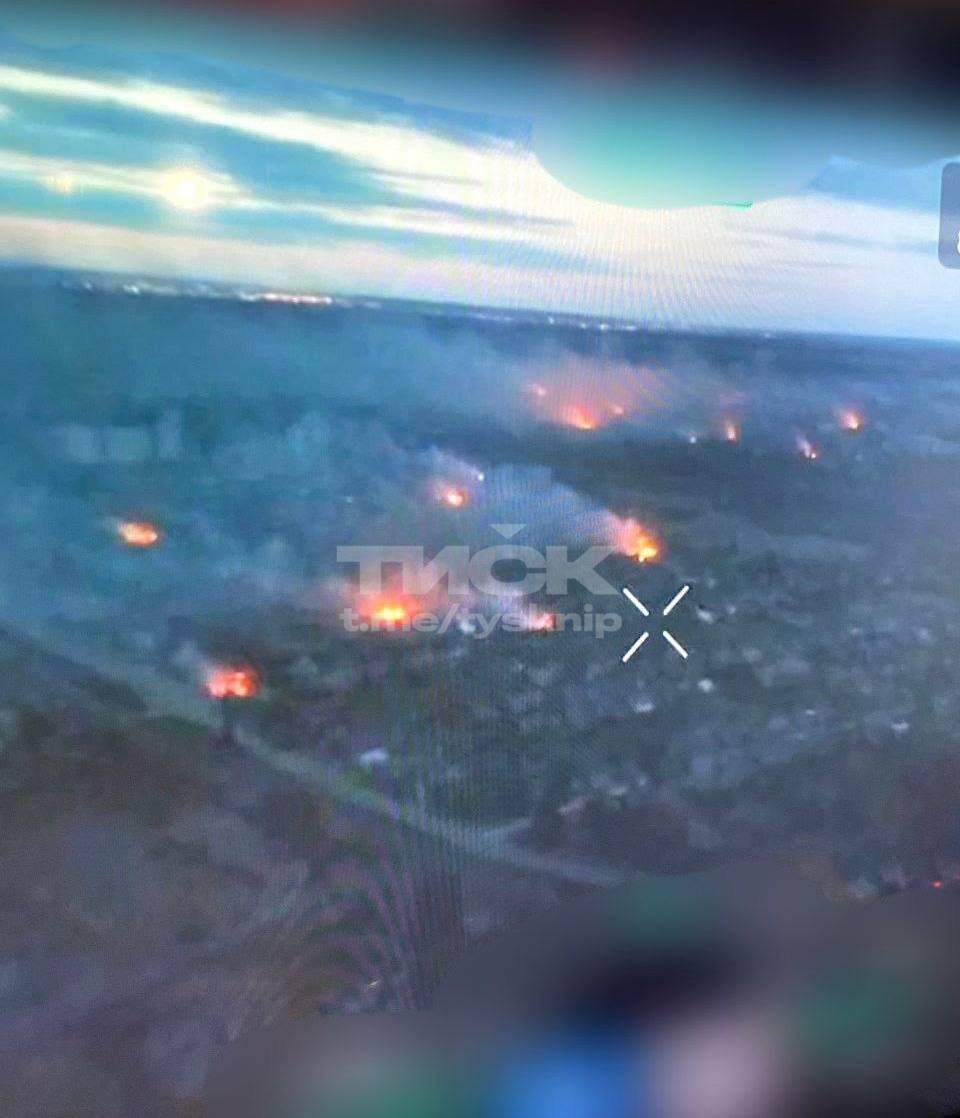 TabzLIVE's tweet photo. 🇺🇦🇷🇺🚨‼️ INSIGHT INTO THE FIGHTING IN VOVCHANSK IN THE NEW KHARKIV FRONT.

A view from a drone of Vovchansk, Kharkiv region, where fighting is taking place and reportedly intensifying as Russian Armed Forces push towards Ukrainian strongholds within the city.

1/