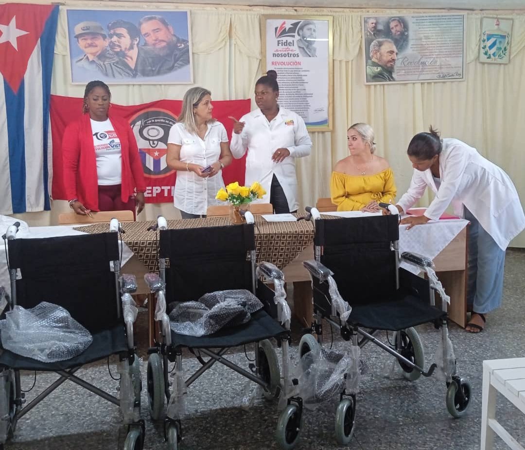 Mipyme 'M&L Soluciones' dona a los #CDRCuba cuatro sillas de ruedas, que fueron entregadas al hogar de ancianos 'Carlos Castellanos Blanco', de Pinar del Río. #Cuba #CubaEsSolidaridad #GenteQueSuma