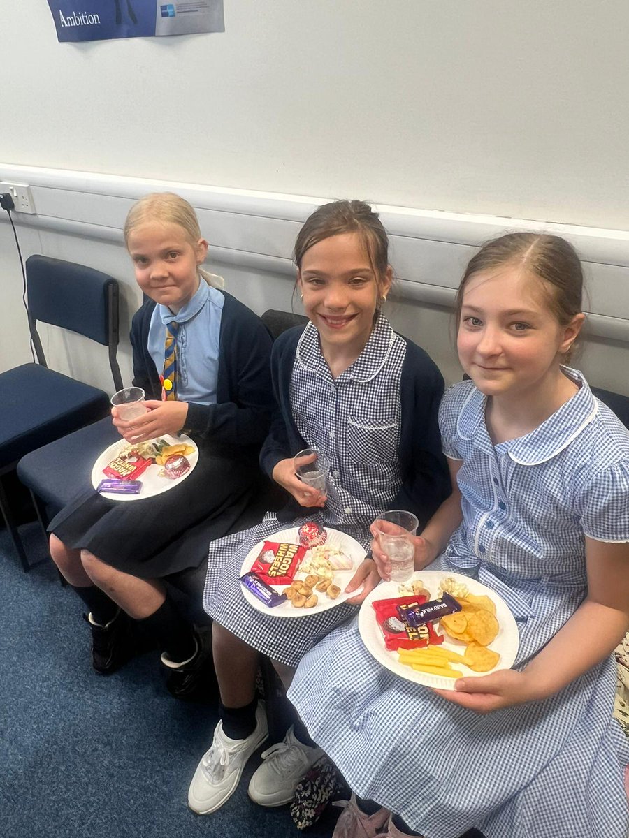 It was wonderful to welcome Maureen & Margaret with the Mini Vinnies from @StJohnsBwd today. We wanted to thank them all for the money they have raised & donated to SCRAN, our food parcel service. What fantastic ambassadors of their school & parish! #faithinaction
#minivinnies