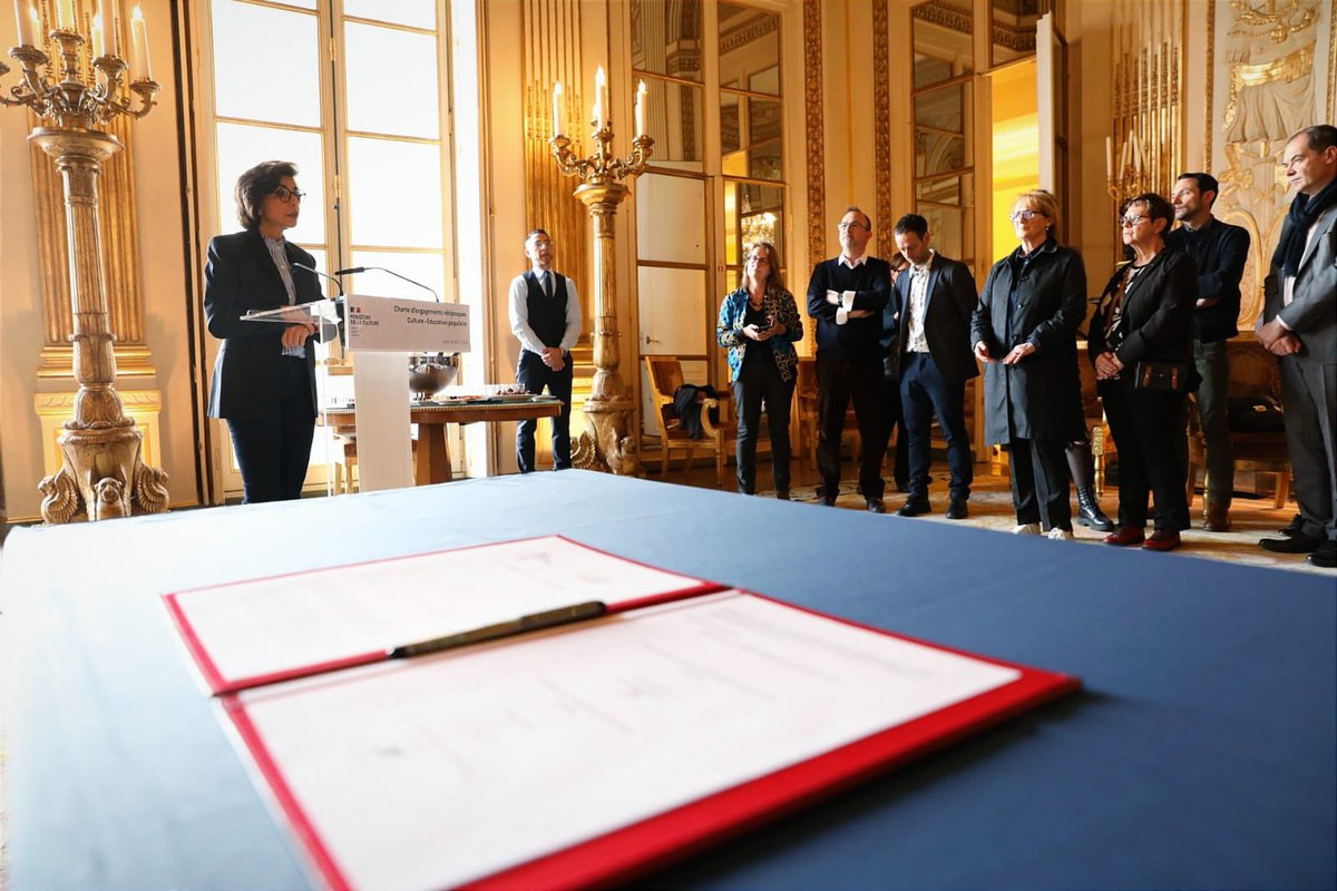 datirachida's tweet photo. ✍️ Nouveau départ avec les mouvements et les fédérations d’éducation populaire. 

Nous avons signé aujoud’hui une nouvelle charte nationale :

• création du label Éducation populaire pour la culture 
• création de conseils locaux culture/education populaire
• financement de 60 postes pour l’emploi associatif dans les territoires.

Cette charte reconnaît le rôle essentiel des acteurs de l’éducation populaire pour notre objectif commun : donner accès à la culture à tous et sur tout le territoire.