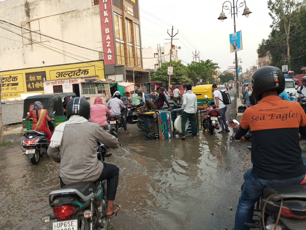 kashikirai's tweet photo. प्रधानमंत्री के संसदीय क्षेत्र में टूटी सड़कों व जलजमाव ने जनता के लिए समस्याओं और संकट का अंबार खड़ा कर दिया है। आलम ये है की आज ही बड़ालालपुर, चाँदमारी में महादेव इण्टर कालेज के सामने एक ई-रिक्शा गड्ढे में फंसकर पलट गया।
ऐसी घटनाएं आए दिन यहाँ घटित होती हैं। क्योंकि, विगत कई वर्षों से यहां पर सीवर लीकेज की समस्या है जिसके कारण सड़क पर पानी भरा रहता है। स्थानीय लोगों ने कई बार इसकी सूचना विभाग को दी मगर कोई कार्रवाई नहीं हुई। अब सवाल यह है कि यहाँ होने वाली ऐसी दुर्घटनाओं की जिम्मेदारी कौन लेगा?
प्रधान जी ने अपने कार्यकाल में काशी को क्योटो तो नहीं मगर कबाड़ा जरूर बना दिया।