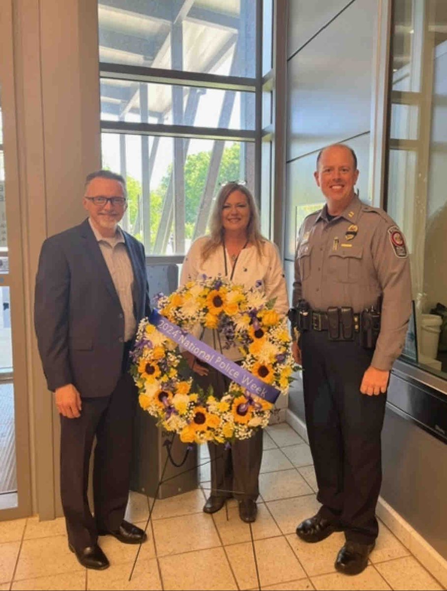 A heartfelt thank you to Laura from @LeidosInc Corporate Security Threat Management for the stunning floral arrangement delivered to our Reston Station in honor of #PoliceWeek. 💙💐 Thank you for the support! #fcpd