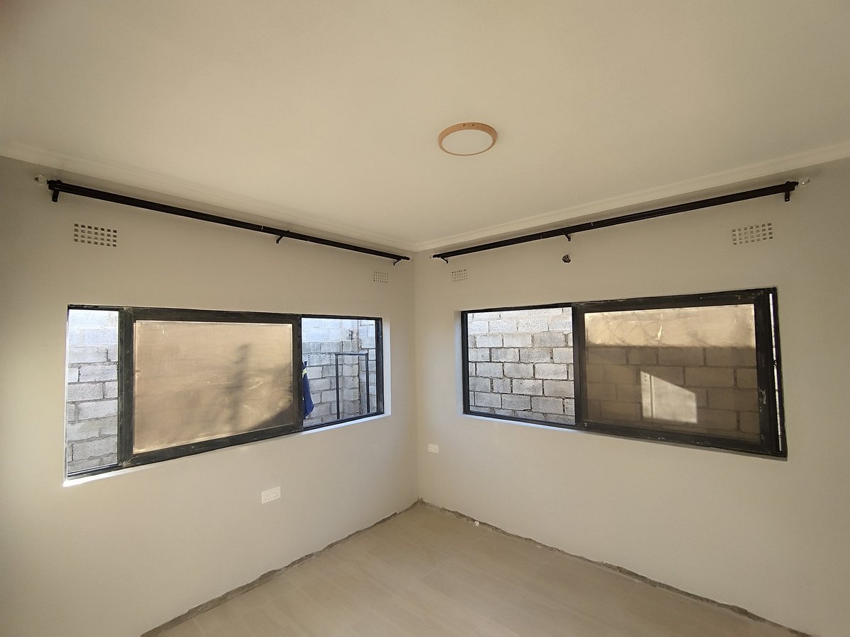 Clayton__Knight's tweet image. Frame 1 is how I looked after getting off work today. The rest of the frames are products of today's work.
Mailo will even be worse after granite cutting &amp;amp; polishing.
#KitchenInstallation #Curtainrails #ShowerCubicle