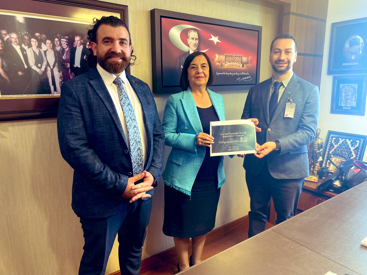jalenursullu's tweet photo. Uzay Keşif Topluluğu (#UKET) Derneği Yönetim Kurulu Başkanı Süleyman Soyer ve Genel Sekreter Saffet Erde Turan TBMM’de ziyaretimize geldiler.
UKET Derneği ve Anadolu Üniversitesi işbirliğiyle 24 Mayıs 2024 tarihinde Anadolu Üniversitesi’nde gerçekleştirilecek Ulusal Uzay Hukuku Konferansı’na davet ettiler. Nazik ziyaretleri ve davetleri nedeniyle kendilerine teşekkür ediyor; uzay, robotik ve uzay mimarlığı çalışmalarında başarılar diliyorum. @UketDER