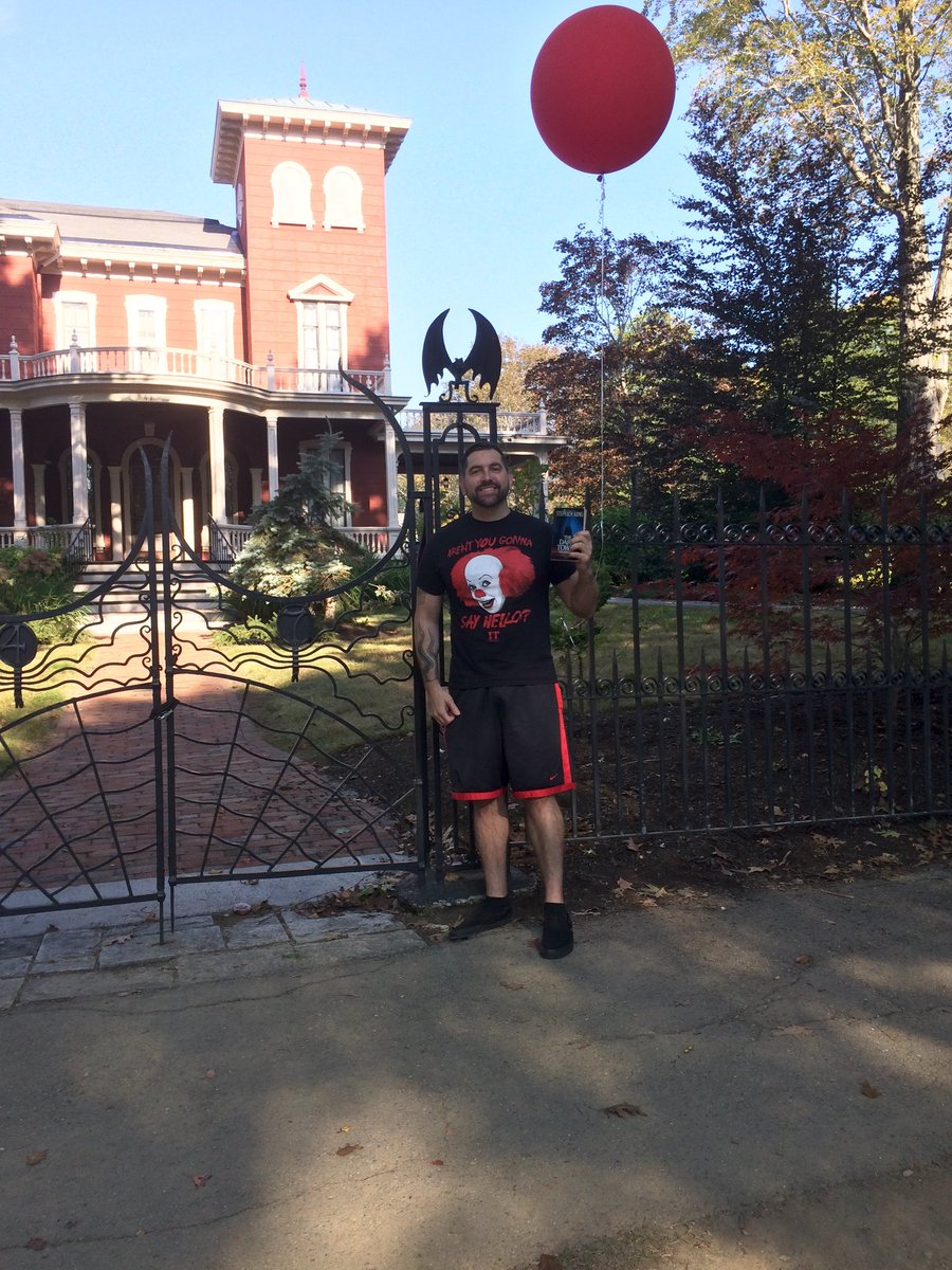 JnthnHdrck's tweet photo. 7 years ago when I visited @StephenKing’s house and radio station. 🎈🤡
#TimeToFloat #TheDarkTower https://t.co/OItD7X8IAv