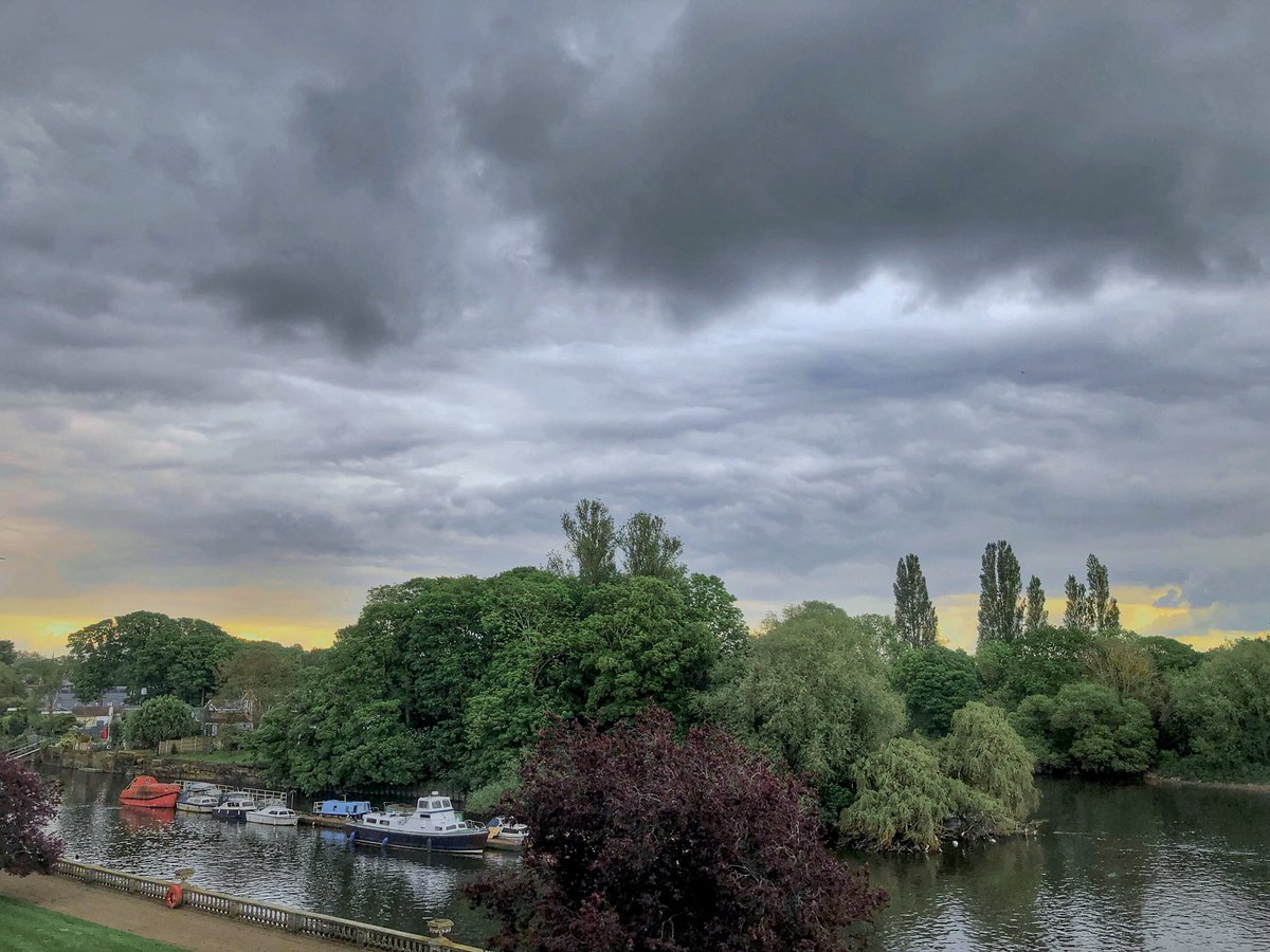 We had dark threatening rain clouds over Twickenham this afternoon but all they dropped was light rain ! @metoffice #loveukweather @itvweather @bbcweather #clouds @CloudAppSoc #twickenham @HollyJGreen