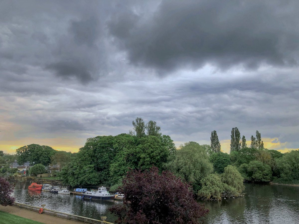 We had dark threatening rain clouds over Twickenham this afternoon but all they dropped was light rain !

@metoffice #loveukweather @itvweather @bbcweather #clouds @CloudAppSoc #twickenham @HollyJGreen