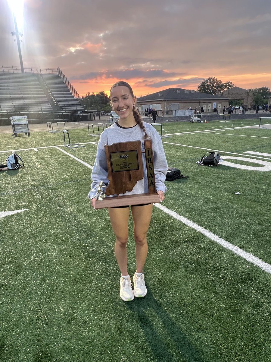 BHSDogsTrack's tweet image. Hannah Oppy Regional Qualifier! 🔥

800m 2:19.05 🥈 
4x800 Relay