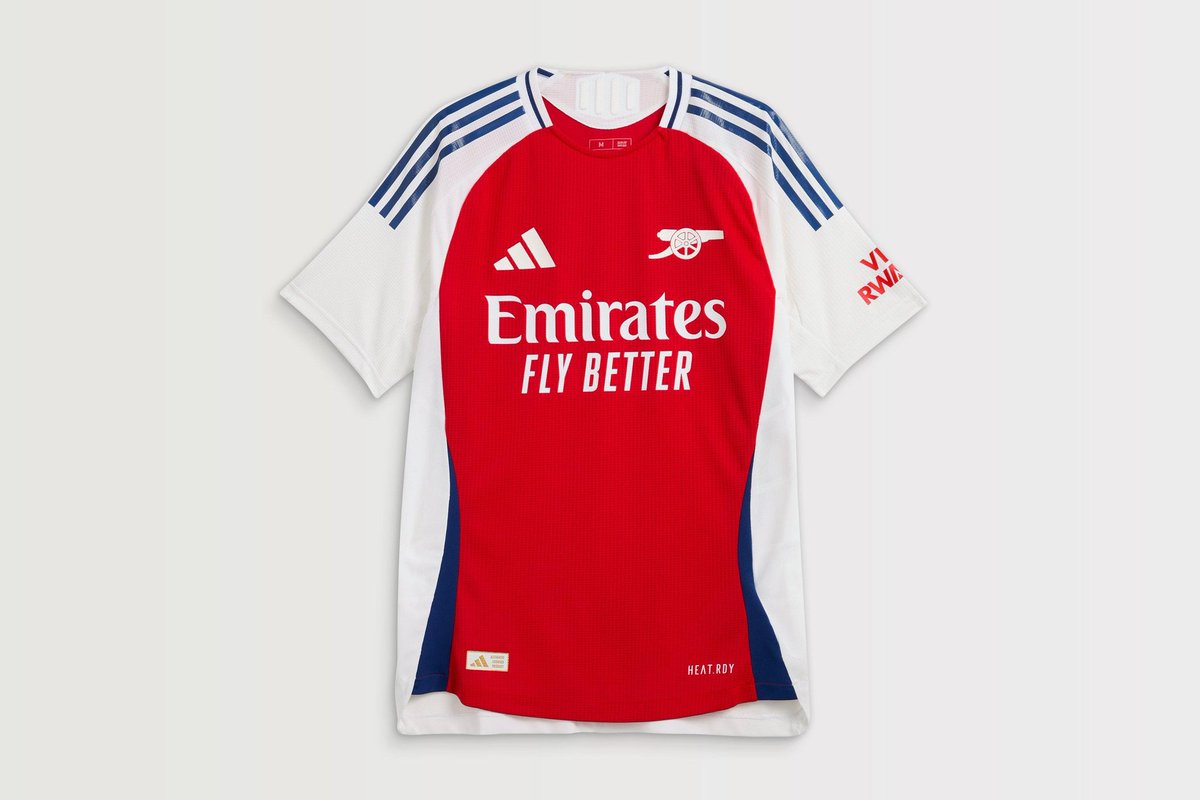 Utöver klubbmärket är Arsenals nya tröja riktigt platt.