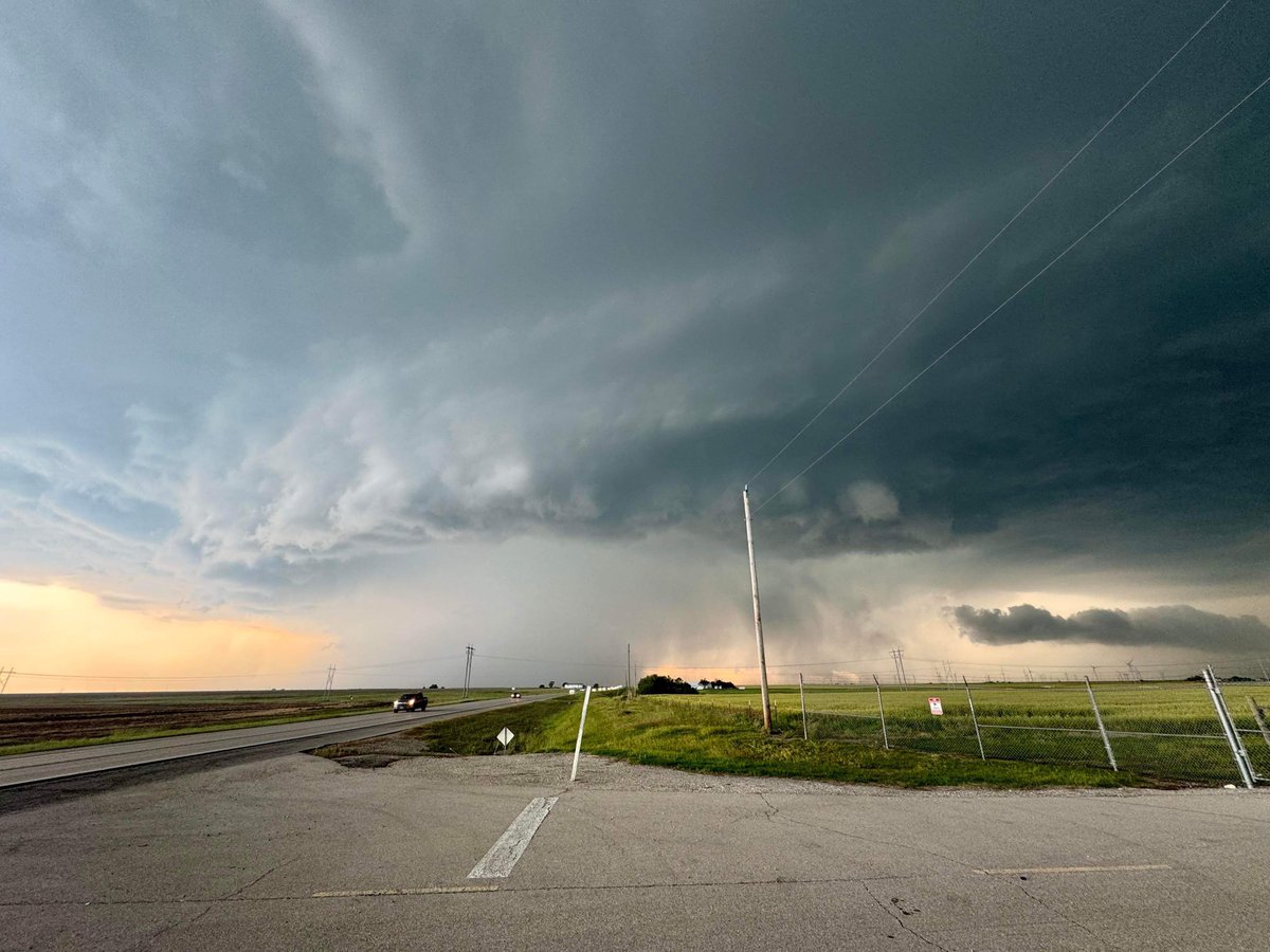 LiveStormChaser's tweet photo. Yesterdays supercell near Blackwell, Oklahoma! 

LSC/DL Scales
@DLScalesWX https://t.co/jP8ONxRaZZ
